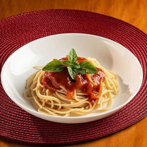 Prato de espaguete ao molho de tomate e manjericão