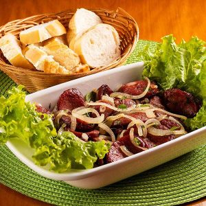 Porção de linguiça calabresa acebolada e torradas