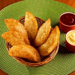 Porção com 6 pasteis e molhos